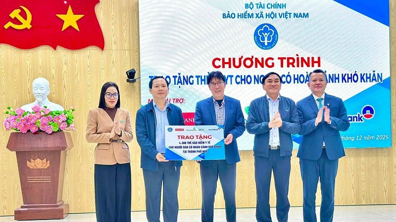 Directorul adjunct Chu Manh Sinh, reprezentanți ai Asigurărilor Sociale din Vietnam și sponsori au prezentat logo-ul distribuirii a peste 4.000 de carduri de asigurare medicală persoanelor aflate în circumstanțe dificile din orașul Hue. (Foto: VSS)