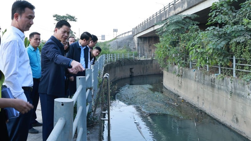 Ketua Komite Rakyat Provinsi Thai Nguyen, Vuong Quoc Tuan (kedua dari kiri) meninjau area banjir di hulu Sungai Lang Danh. (Foto: NGUYEN SON).