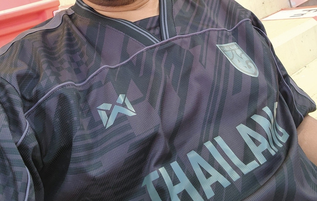 Thực hư chuyện BTC sân Rajamangala dùng băng dính đen che logo áo CĐV: Lại chỉ vì lỗi… truyền đạt?- Ảnh 2.