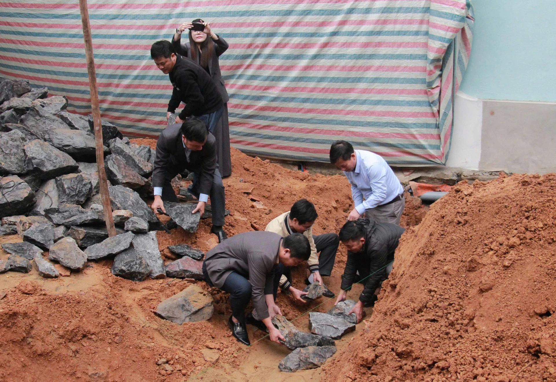 Delegierte hielten eine Grundsteinlegung für den Bau des Hauses der „Großen Einheit“ ab – Foto: L.M.