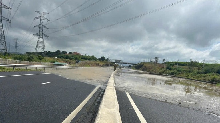 Cao tốc Phan Thiết-Dầu Giây ngập cả hai hướng.
