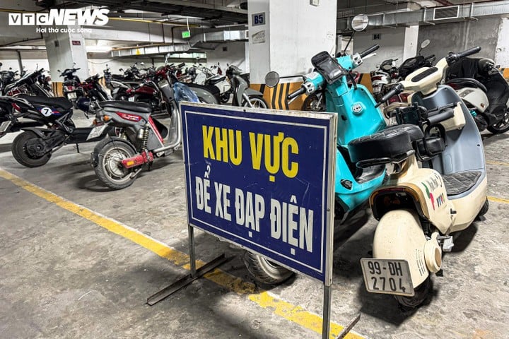 Kawasan letak kereta elektrik di ruang bawah tanah pangsapuri di Hanoi.