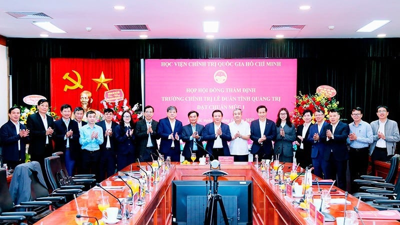 Medlem av politbyrån, direktör för Ho Chi Minhs nationella akademi för politik, ordförande för det centrala teoretiska rådet Nguyen Xuan Thang, ordförande för bedömningsrådet vid bedömningsmötet för Le Duans politiska skola för att uppfylla nivå 1-standarder.