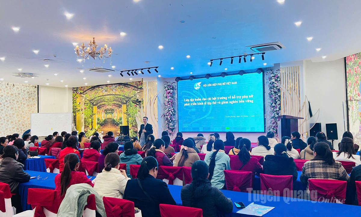 ປະທານສະຫະພັນແມ່ຍິງ 100 ຄົນໄດ້ຮັບການຝຶກອົບຮົມໃນການຊ່ວຍເຫຼືອແມ່ຍິງໃນການພັດທະນາເສດຖະກິດລວມ ແລະ ຫຼຸດຜ່ອນຄວາມທຸກຍາກແບບຍືນຍົງ.