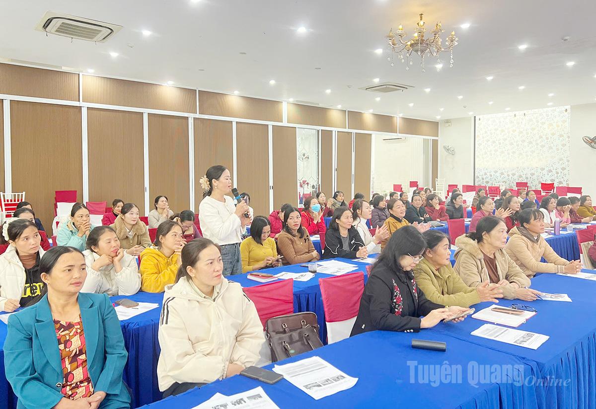 ນັກສຶກສາແລກປ່ຽນຢູ່ໃນຫ້ອງຮຽນການຝຶກອົບຮົມ.