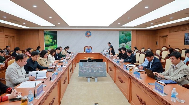 Panorama över konferensen vid huvudbron. (foto: thoibaotaichinhvietnam.vn)