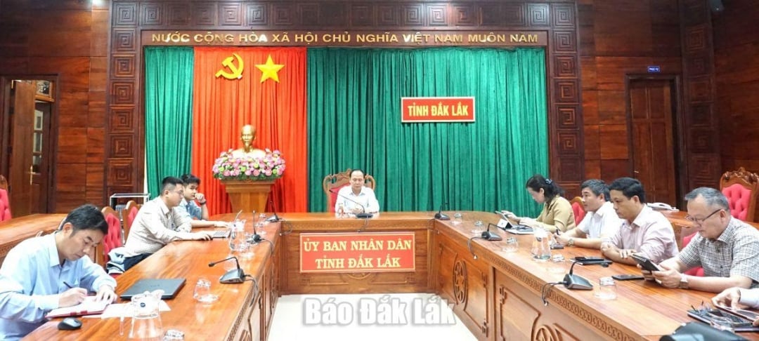 Delegater som deltar i konferensen vid Dak Lak-bron.