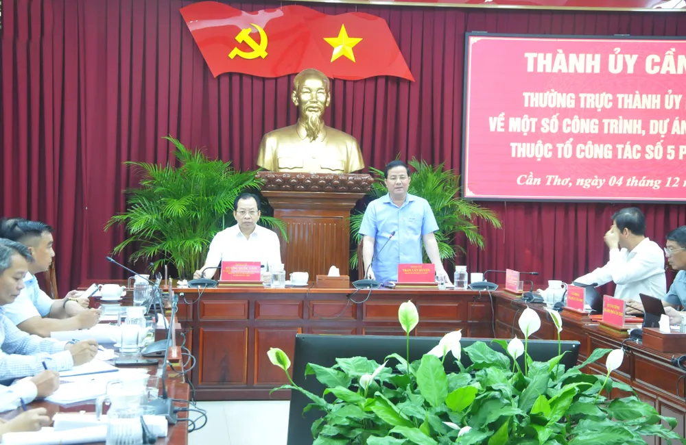 Dl. Tran Van Huyen, secretar adjunct al Comitetului de Partid al orașului Can Tho, a luat cuvântul la întâlnire.