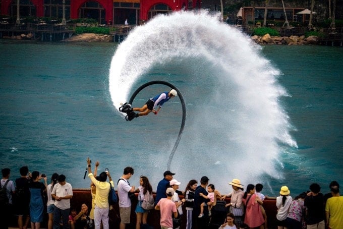 Touristen beobachten eine Wasserski-Vorführung in Phu Quoc. Foto: Bui Van Hai