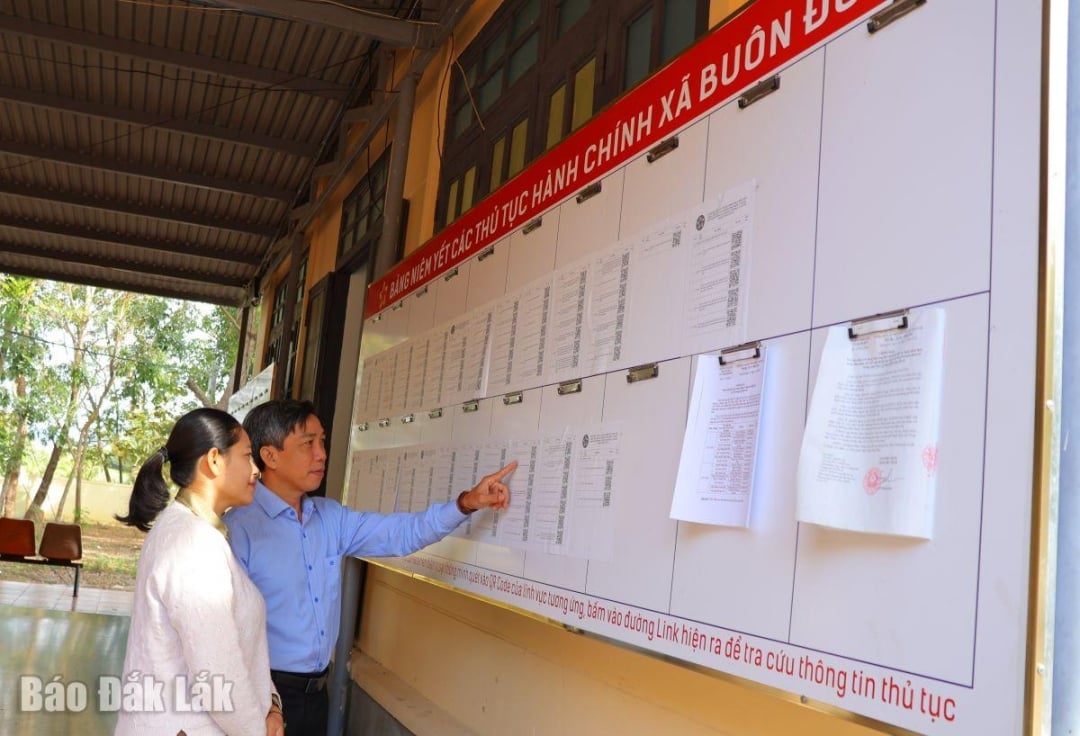 लोग लिस्टिंग बोर्ड पर दस्तावेजों और प्रशासनिक प्रक्रियाओं पर शोध करने के लिए क्यूआर कोड स्कैन कर सकते हैं।