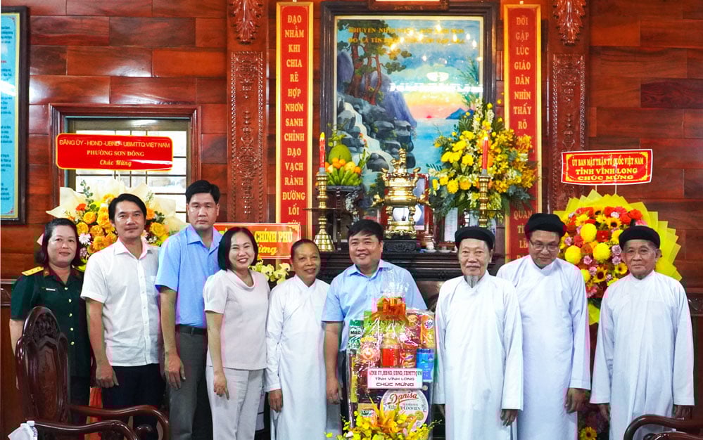 نسلی اقلیتوں اور مذاہب کے محکمے کے ڈپٹی ڈائریکٹر - Le Duc Vinh نے Cao Dai چرچ، مذہبی امور کی کمیٹی کے معززین اور عام عہدیداروں کا دورہ کیا اور انہیں مبارکباد دی۔