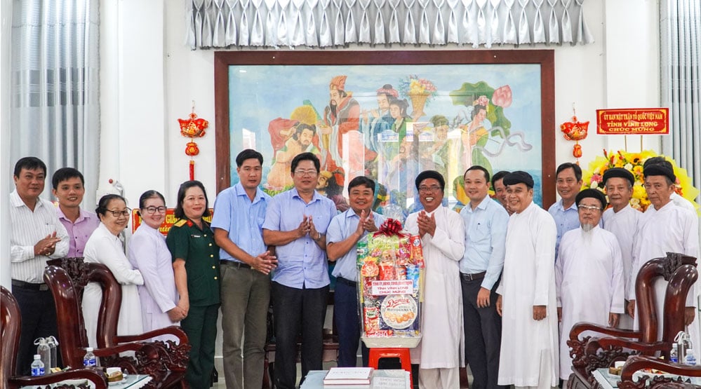 نسلی اقلیتوں اور مذاہب کے محکمے کے ڈپٹی ڈائریکٹر - Le Duc Vinh نے Cao Dai Tien Thien چرچ کے عام معززین اور عہدیداروں کا دورہ کیا اور انہیں مبارکباد دی۔
