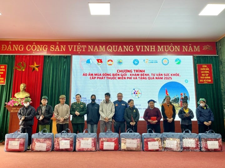 Obyvatelé obce Ba Son dostali teplé zimní deky