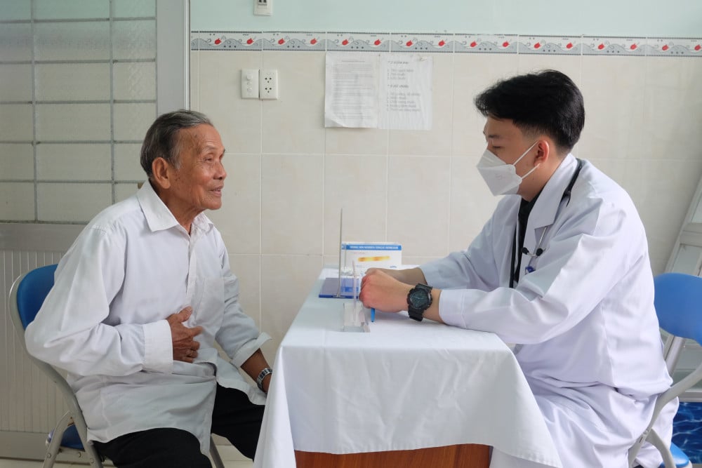 Y, bác sĩ Bệnh viện Quân y 7A tư vấn sức khỏe cho người dân xã Đức Huệ 