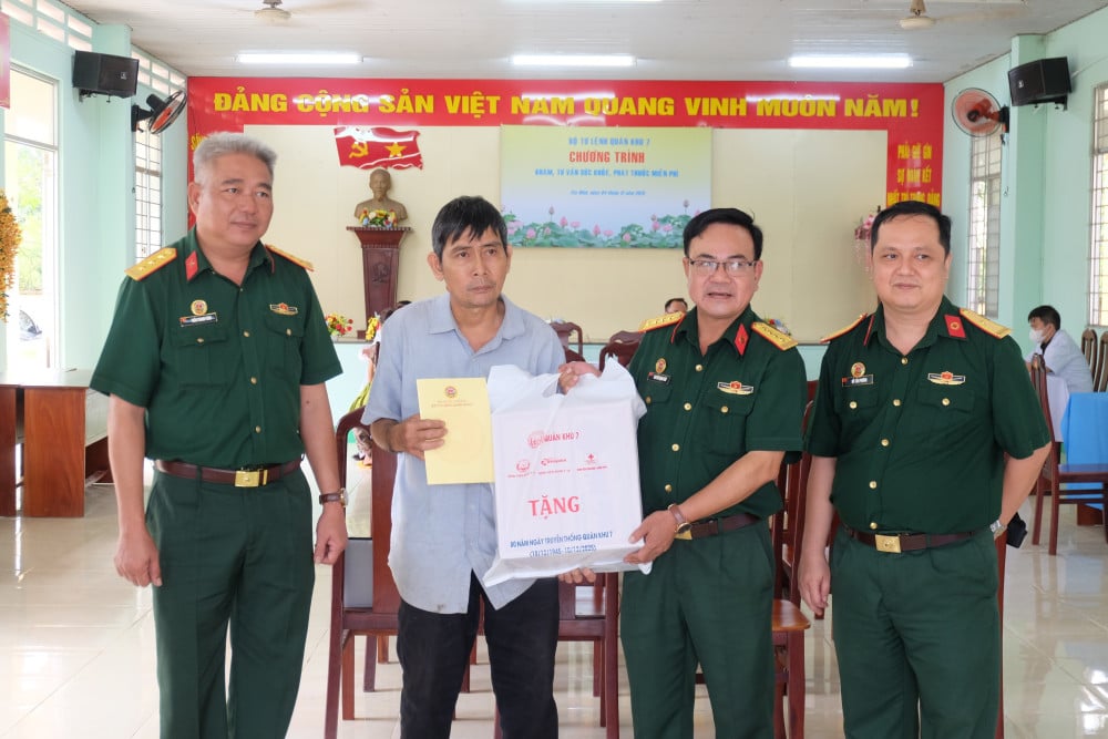 Người dân đến khám, cấp thuốc miễn phí được trao quà gồm nhu yếu phẩm và tiền mặt