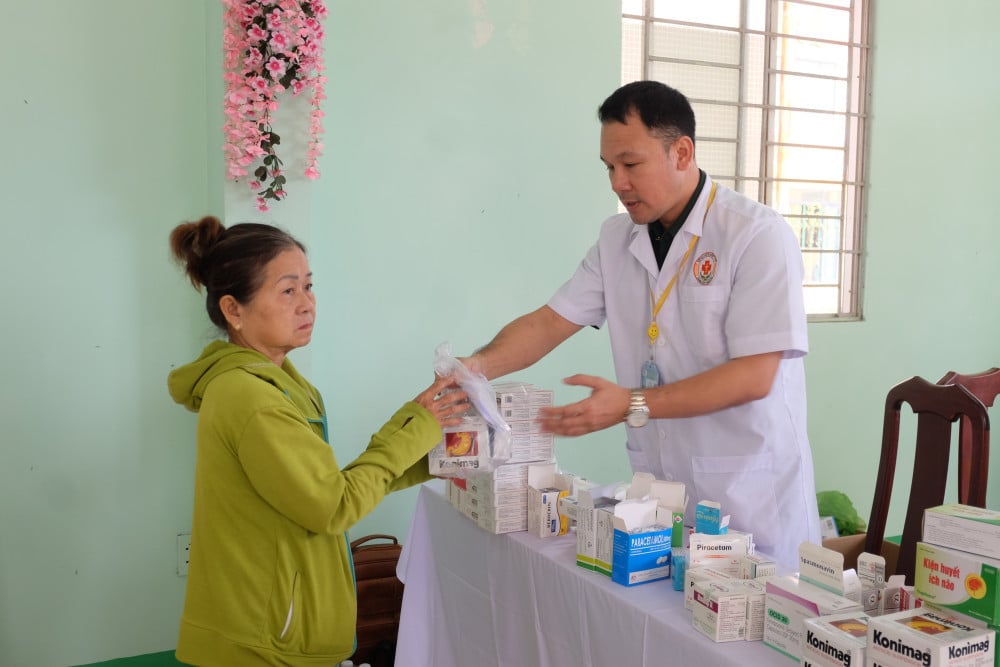 Người dân sau khi được khám, tư vấn sức khỏe sẽ được cấp thuốc miễn phí đúng bệnh