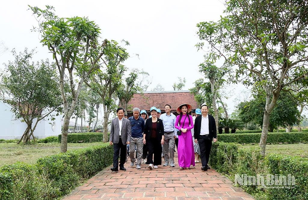គណៈប្រតិភូបានទៅទស្សនារមណីយដ្ឋាន វត្ថុអនុស្សាវរីយ៍ជាតិពិសេស Nguyen Du (ឃុំ Tien Dien)។
