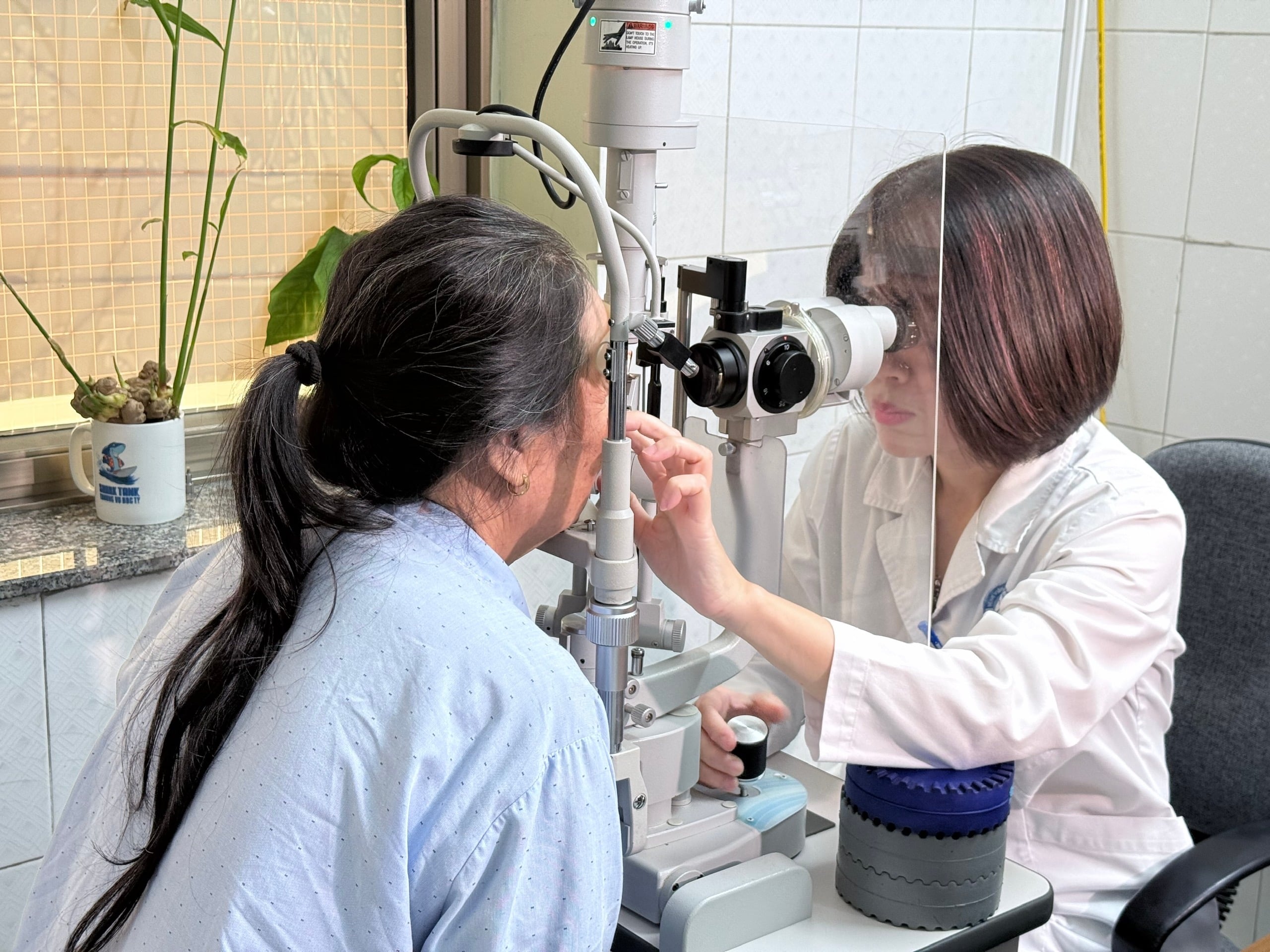 Nhiều người bất ngờ vì đi khám mới biết mắc căn bệnh dễ gây mù lòa- Ảnh 2.