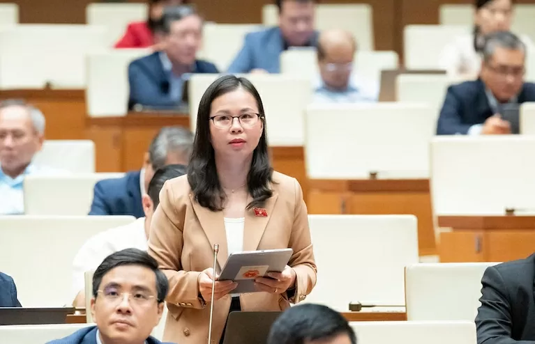 ប្រតិភូរដ្ឋសភាព្រួយបារម្ភអំពីភាពផ្ទុយគ្នានៃថ្លៃសិក្សាឥតគិតថ្លៃ ប៉ុន្តែថវិកាអប់រំសរុបរបស់គ្រួសារនីមួយៗកើនឡើង។ Đại biểu Quốc hội băn khoăn về nghịch lý miễn học phí nhưng tổng kinh phí giáo dục của mỗi gia đình lại tăng