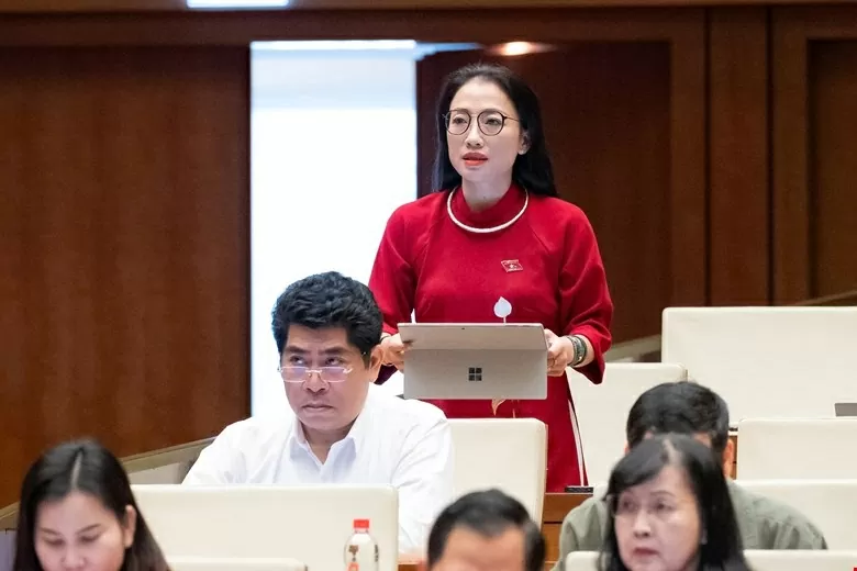 ប្រតិភូរដ្ឋសភាព្រួយបារម្ភអំពីភាពផ្ទុយគ្នានៃថ្លៃសិក្សាឥតគិតថ្លៃ ប៉ុន្តែថវិកាអប់រំសរុបរបស់គ្រួសារនីមួយៗកើនឡើង។ Đại biểu Quốc hội băn khoăn về nghịch lý miễn học phí nhưng tổng kinh phí giáo dục của mỗi gia đình lại tăng