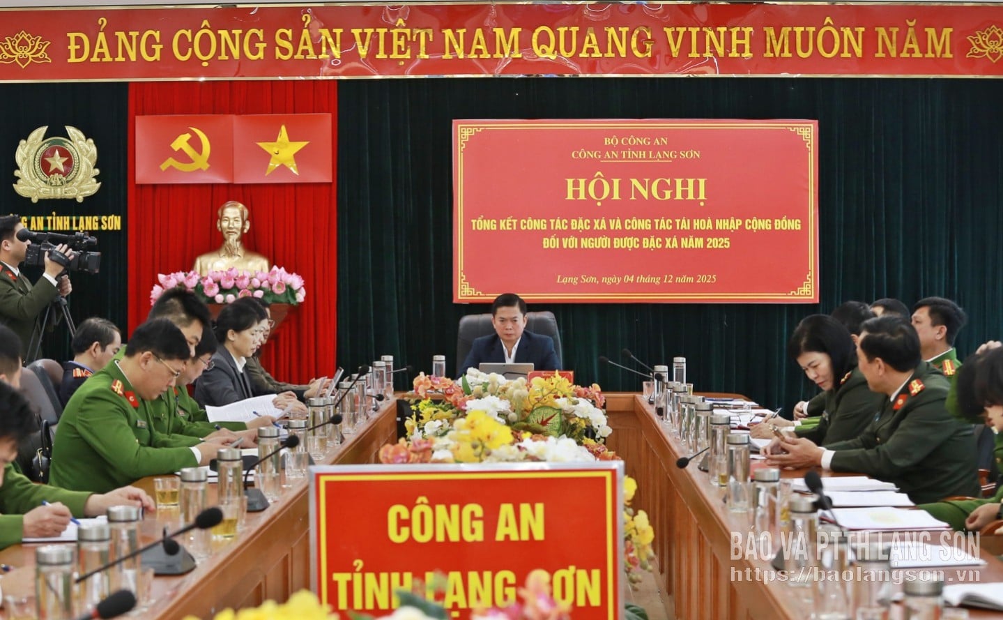 Délégués participant à la conférence au pont de la police provinciale de Lang Son