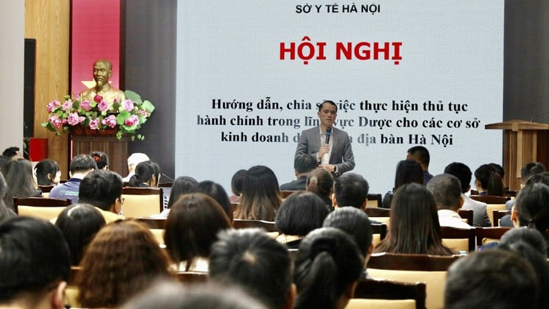 Przedstawiciele Departamentu Spraw Medycznych (Departament Zdrowia Hanoi) podczas konferencji zaprezentowali i pokierowali procesem cyfrowej transformacji procedur administracyjnych w sektorze farmaceutycznym.