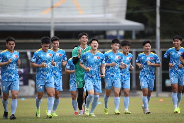 U.23 Việt Nam ‘phơi thóc’ giữa nắng gắt, HLV Kim tâm lý cực ổn: Sẽ thắng Malaysia, không còn đường lùi- Ảnh 2.