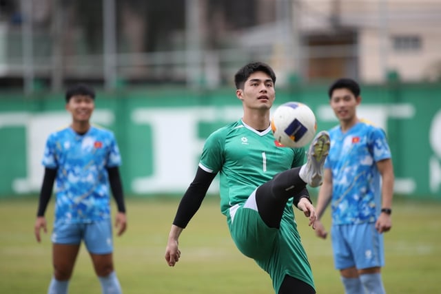 U.23 Việt Nam ‘phơi thóc’ giữa nắng gắt, HLV Kim tâm lý cực ổn: Sẽ thắng Malaysia, không còn đường lùi- Ảnh 3.