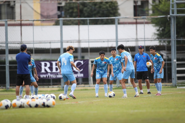 U.23 Việt Nam ‘phơi thóc’ giữa nắng gắt, HLV Kim tâm lý cực ổn: Sẽ thắng Malaysia, không còn đường lùi- Ảnh 4.