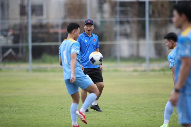 U.23 Việt Nam ‘phơi thóc’ giữa nắng gắt, HLV Kim tâm lý cực ổn: Sẽ thắng Malaysia, không còn đường lùi- Ảnh 5.