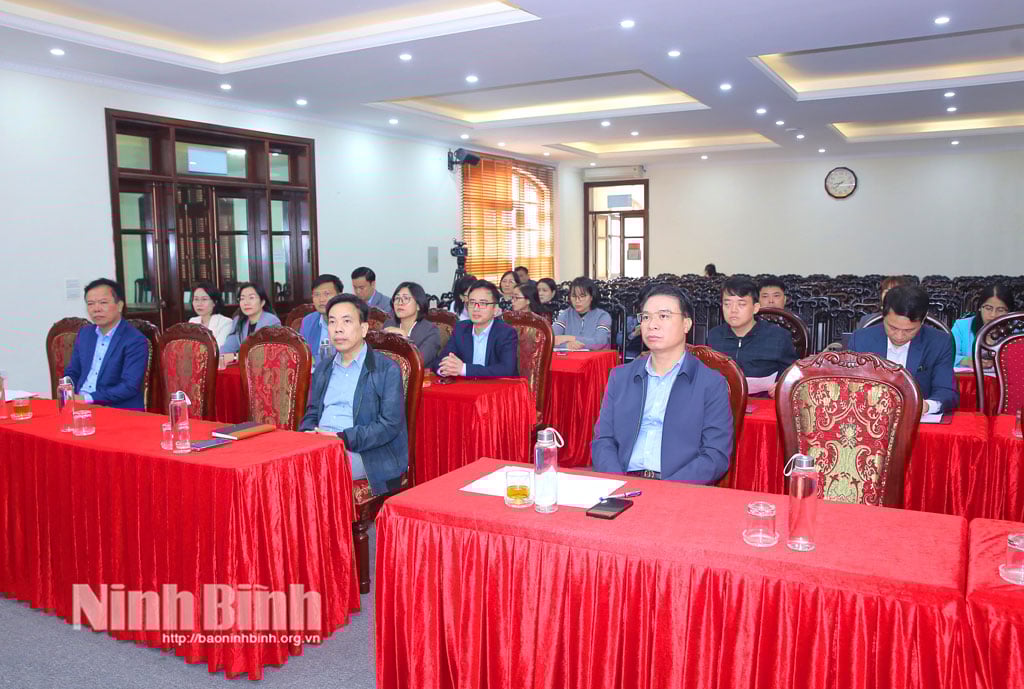 Delegierte, die an der Konferenz an der Brücke in der Provinz Ninh Binh teilnehmen.