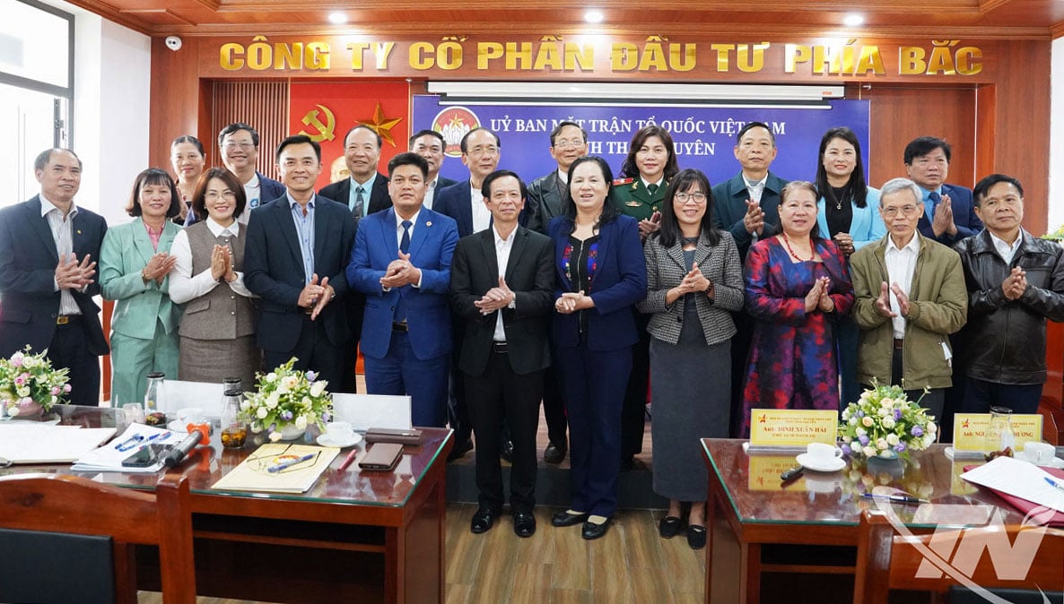 ตัวแทนหน่วยสมาชิกคลัสเตอร์จำลองที่ 12 ถ่ายภาพเป็นที่ระลึก