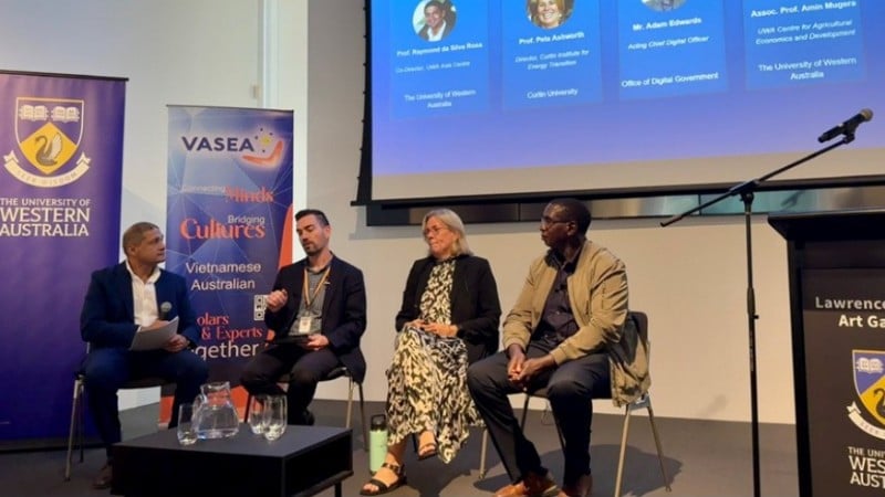 ফোরামে বক্তারা আলোচনা করছেন। (ছবি: বিদেশী ভিয়েতনামিদের জন্য রাজ্য কমিটি)