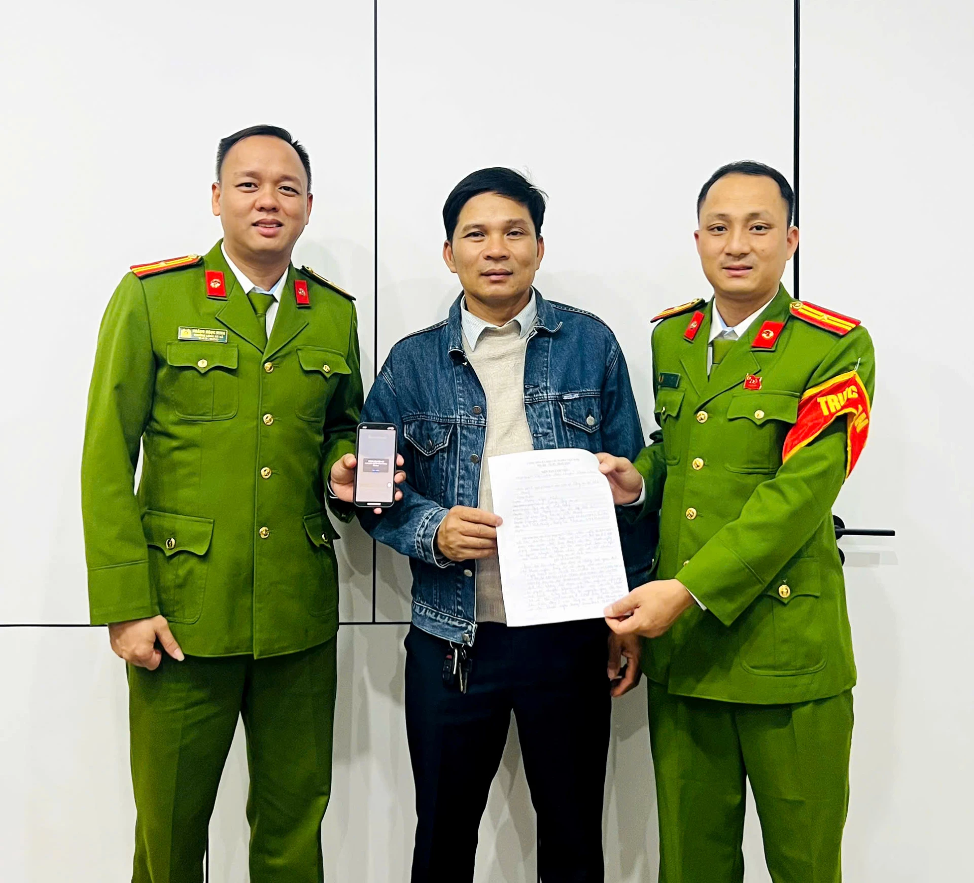 Etter å ha mottatt et stort pengebeløp fra en merkelig konto, kontaktet Thi raskt politiet for å finne og returnere beløpet til personen som hadde overført det ved en feiltakelse - Foto: Vinh Thai politistasjon