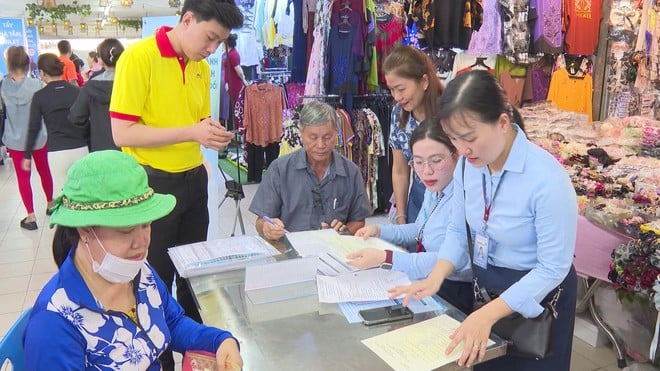 Tăng tốc chuyển đổi số: Giải pháp 'cầm tay chỉ việc' giúp tiểu thương lớn tuổi tại TP. Hồ Chí Minh kê khai thuế điện tử - Ảnh 3.