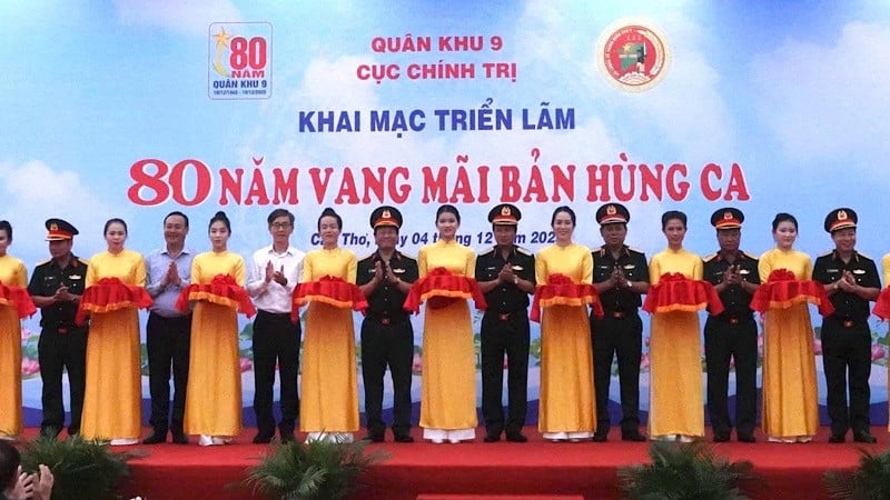 Pimpinan Daerah Militer 9 memotong pita untuk membuka pameran.