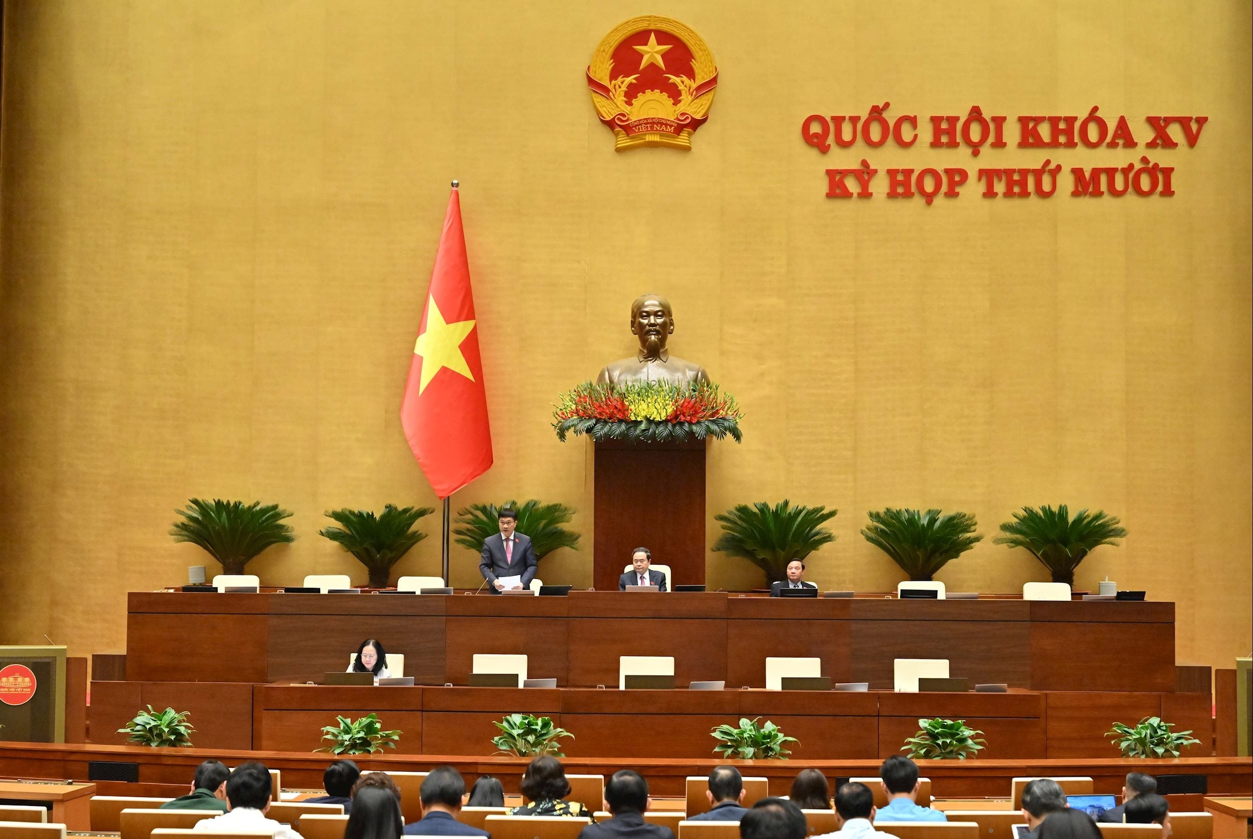 Vicepreședintele Adunării Naționale, Vu Hong Thanh, a prezidat ședința. VQK_1374