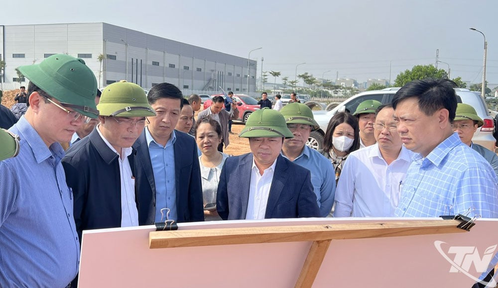 Đồng chí Phó Chủ tịch UBND tỉnh và Đoàn công tác kiểm tra dự án khu công nghiệp Yên Bình 2