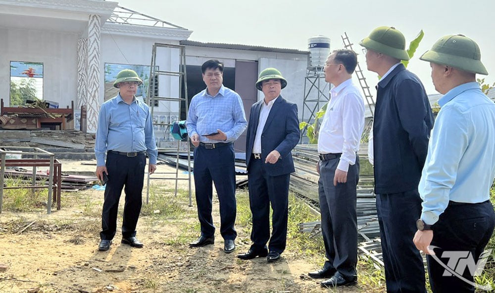 Đoàn kiểm tra việc tháo dỡ nhà dân tại phường Vạn Xuân.