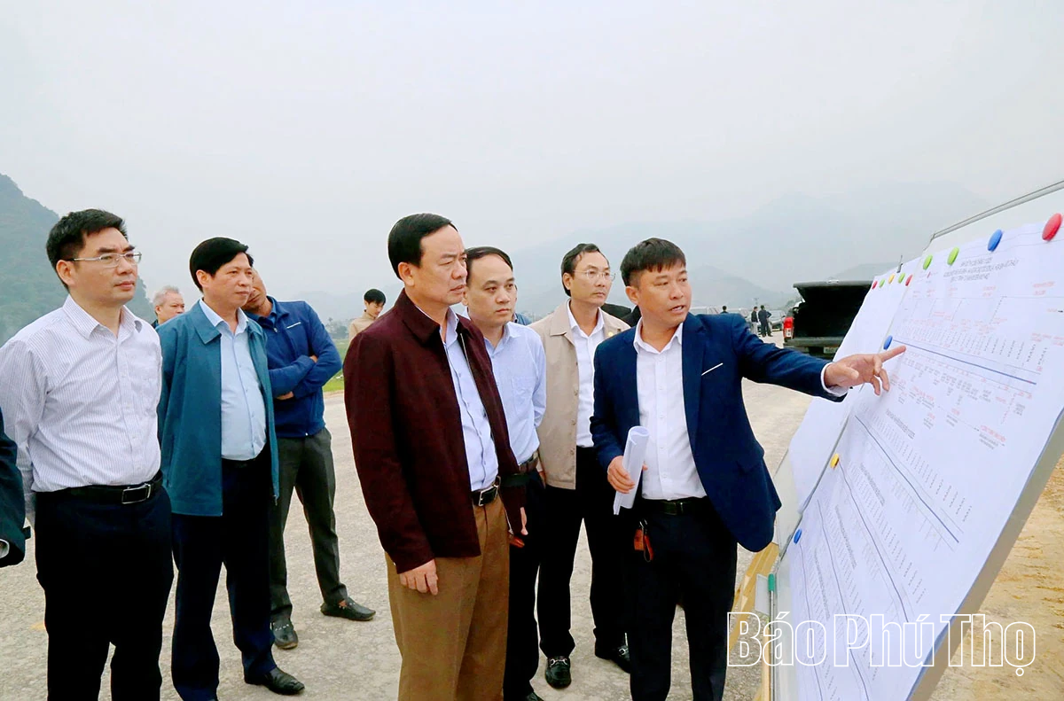 De vicevoorzitter van het Provinciaal Volkscomité, Quach Tat Liem, inspecteerde de voortgang van het regionale verbindingswegproject.