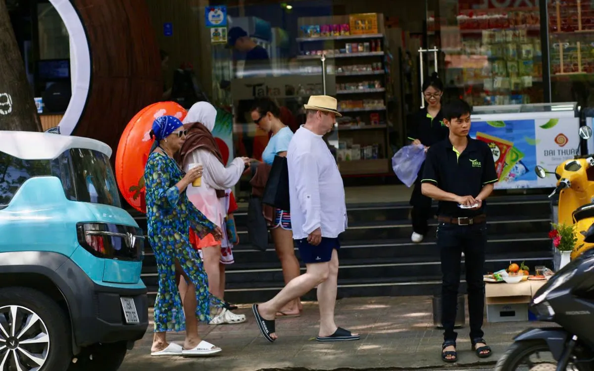 칸호아는 관광객의 권리를 보호하기 위해 24시간 핫라인을 운영합니다. Khánh Hòa vận hành đường dây nóng 24/7 bảo vệ quyền lợi du khách.