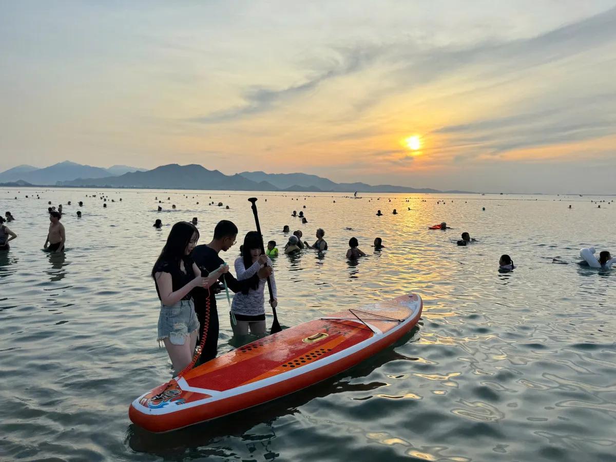 Khánh Hòa vận hành đường dây nóng 24/7 bảo vệ quyền lợi du khách - Ảnh 1.