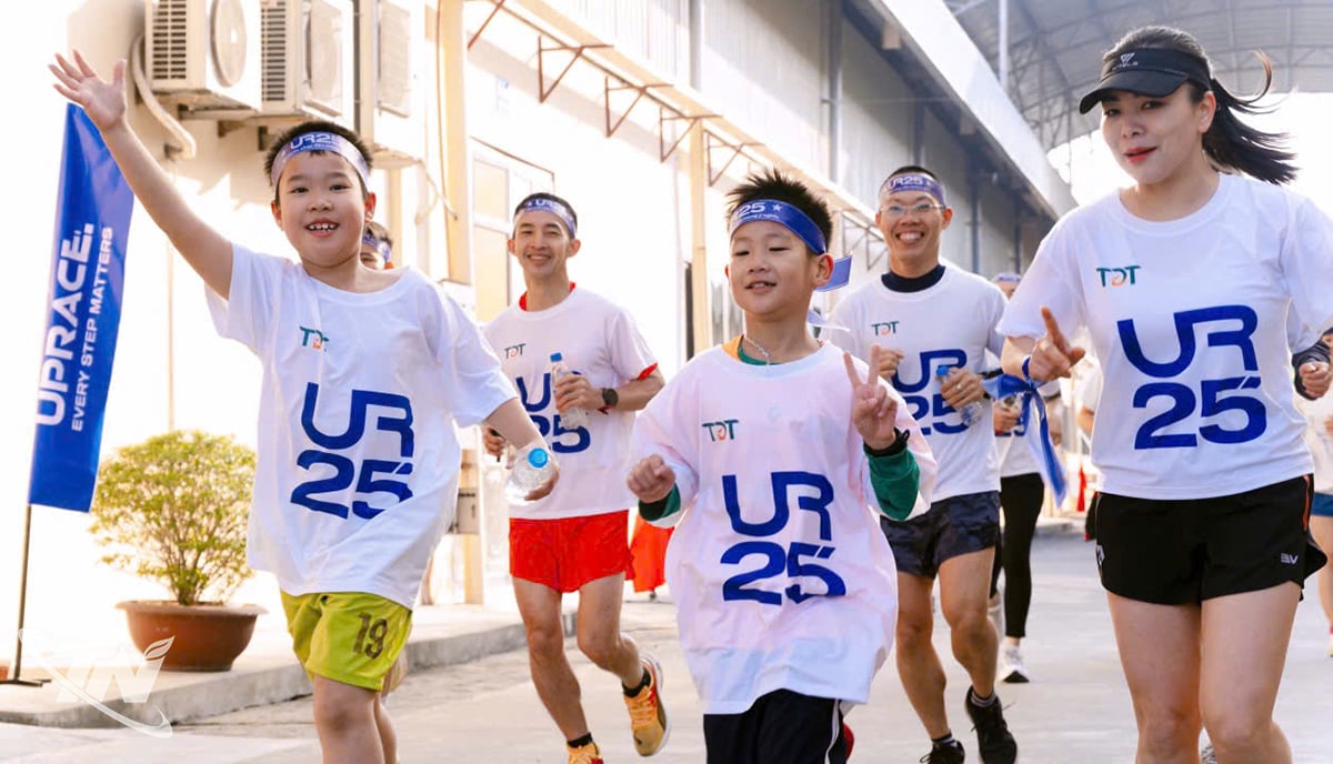 Smil og frivillige løpende skritt.