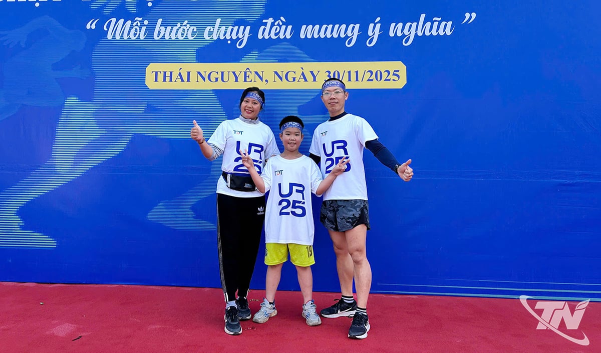 Familien til Nguyen Anh Dung kom til UpRace 2025 Online Running Race.
