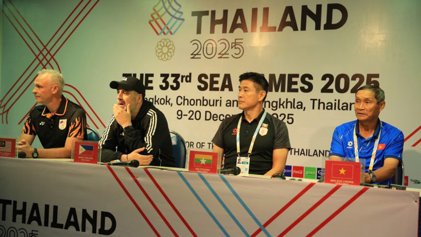 Coach Mai Duc Chung and coaches of the Malaysian, Philippine and Myanmar women's teams at the press conference. (Photo: VFF)