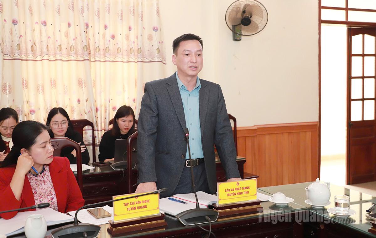 ผู้นำหนังสือพิมพ์ วิทยุกระจายเสียง และโทรทัศน์เตวียนกวาง หารือกันในการประชุม