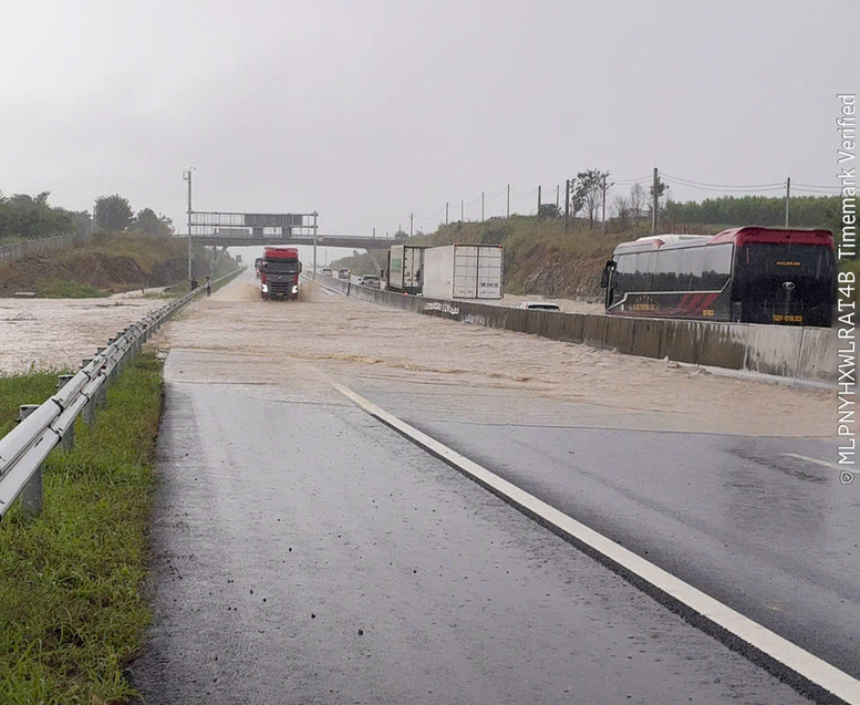 Khôi phục lưu thông phương tiện trên 2 tuyến cao tốc sau sự cố ngập sâu- Ảnh 1.