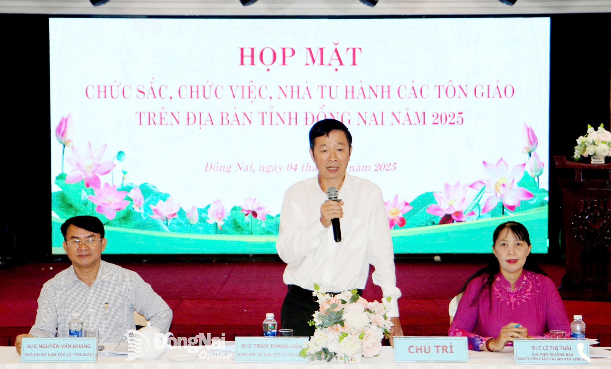 Medlem i provinspartikommittén, biträdande chef för provinspartikommitténs propaganda- och massmobiliseringskommission Le Thi Thai; chef för avdelningen för etniska minoriteter och religioner i Dong Nai-provinsen Tran Thanh Hoa och biträdande chef för avdelningen för etniska minoriteter och religioner i Dong Nai-provinsen Nguyen Van Khang var medordförande för mötet. Foto: Van Truyen