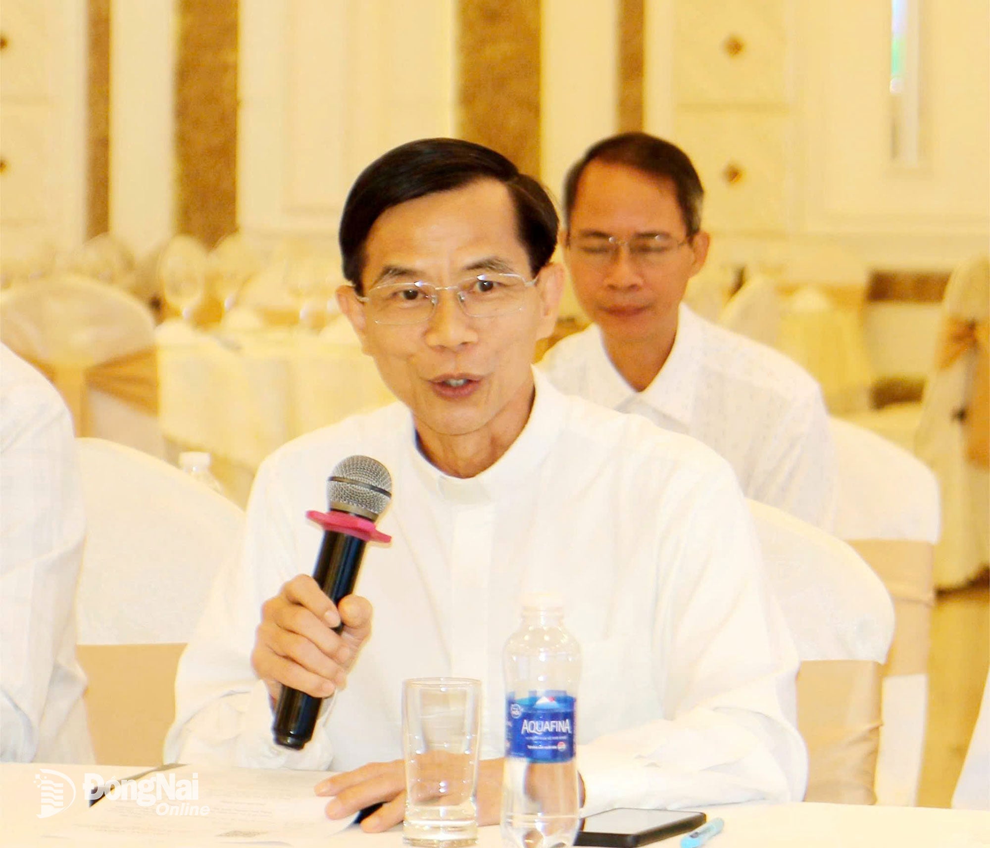 Präst Do Duc Luc, kanslichef för Xuan Locs biskopshus, talade vid mötet. Foto: Van Truyen.