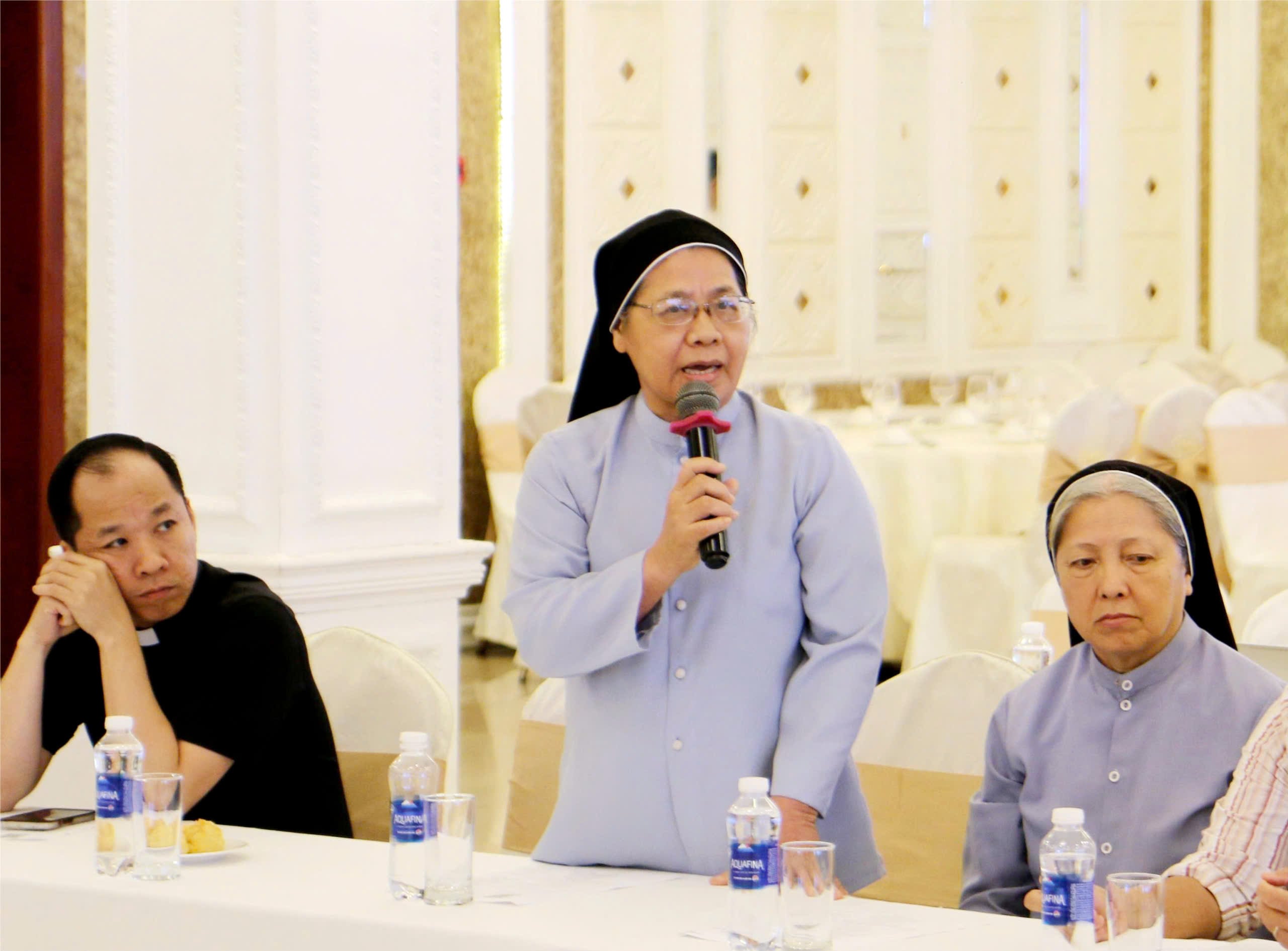 Syster Hoang Thi Vui, representant för cistercienserklostret Vår Fru av Vinh Phuoc, talade vid mötet. Foto: Van Truyen